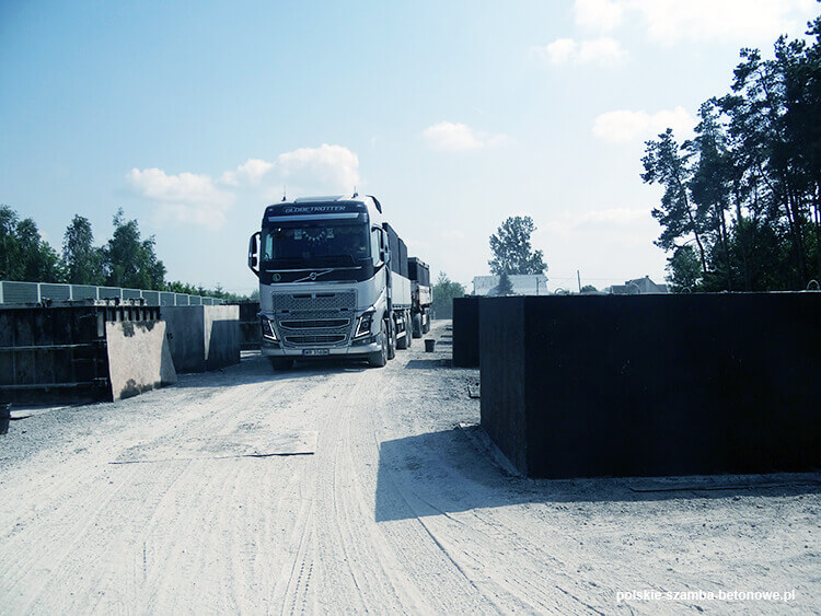 Transport szamb betonowych  w Radomyślu Wielkim